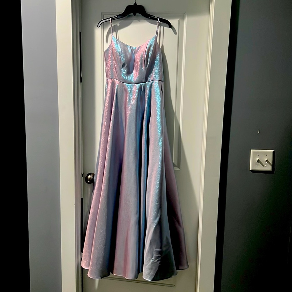 a size three ! It has pads and pockets